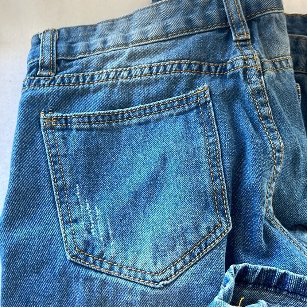 Mom jeans. Distressed light wash - Picture 4 of 4